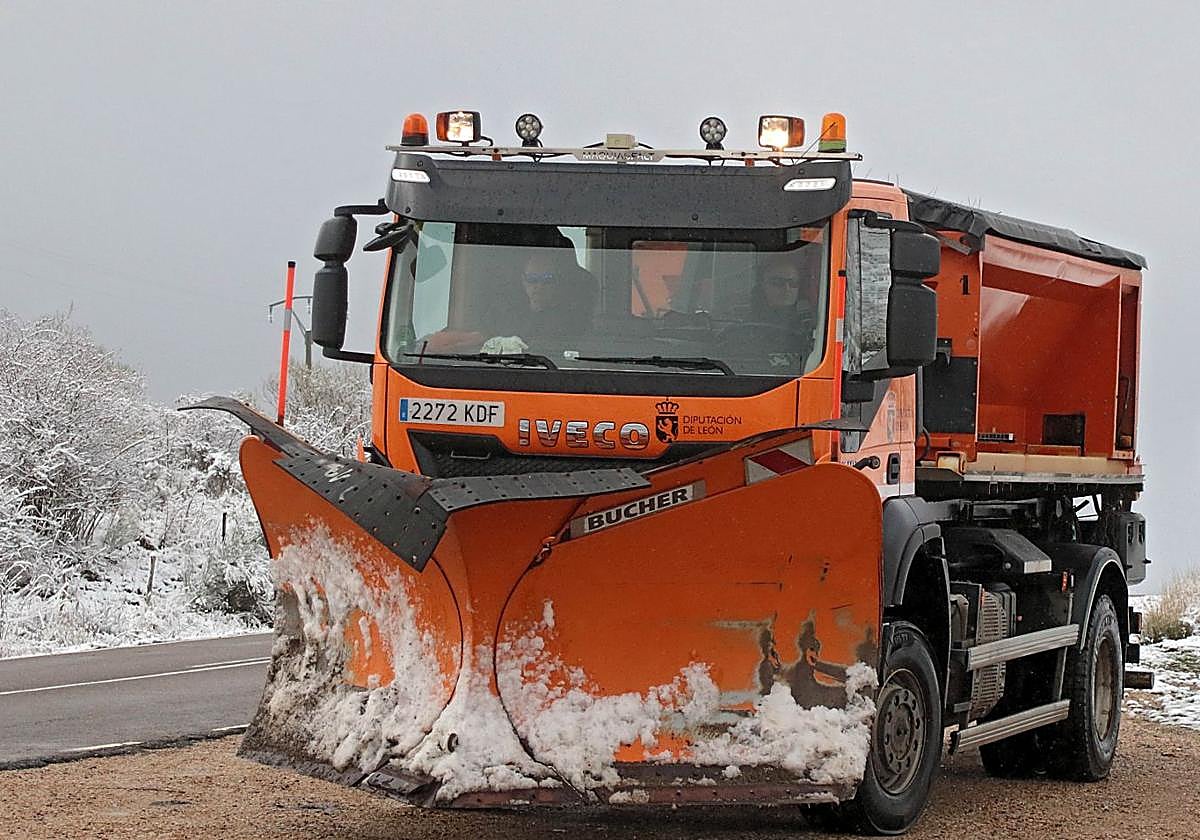 Quitanieves en las carreteras leonesas.
