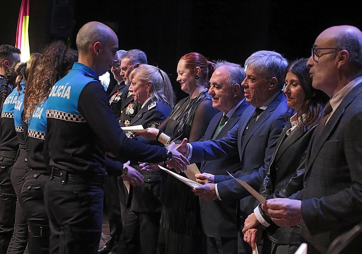 Imagen principal - Cien policías locales de Castilla y León reciben sus Medallas al Mérito