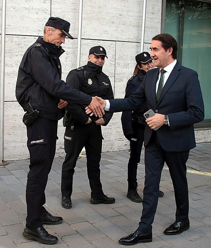 Imagen secundaria 2 - Cien policías locales de Castilla y León reciben sus Medallas al Mérito