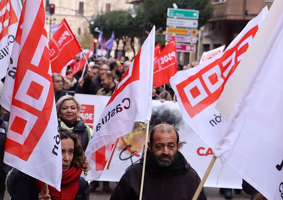 Imagen secundaria 1 - Una marea de mil banderines pide en León «respeto» a una Junta «sin alma y sorda»