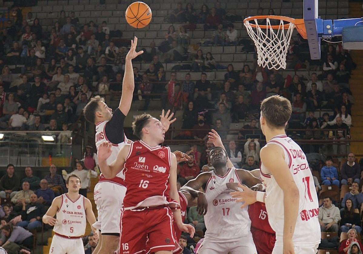 Un instante del partido en León.