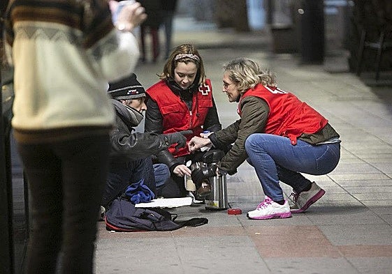 Atención a un hombre sinhogar.