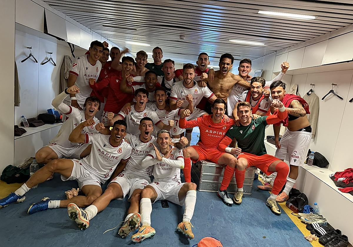 Celebración en el vestuario del estadio gaditano.