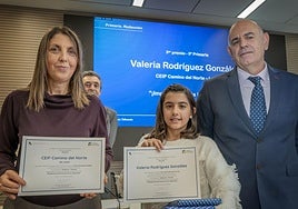 La alumna leonesa Valeria con su premio.