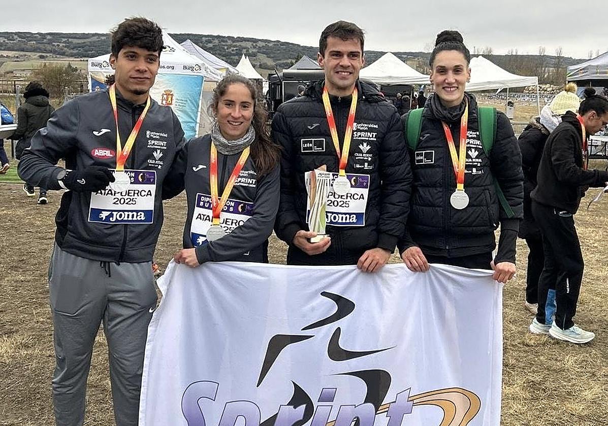 Imagen de cuatro medallistas del club.