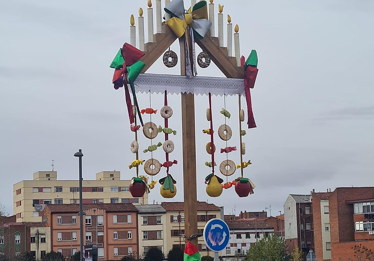 Imagen principal - A León le crecen los ramos: 144 velas iluminan la Navidad