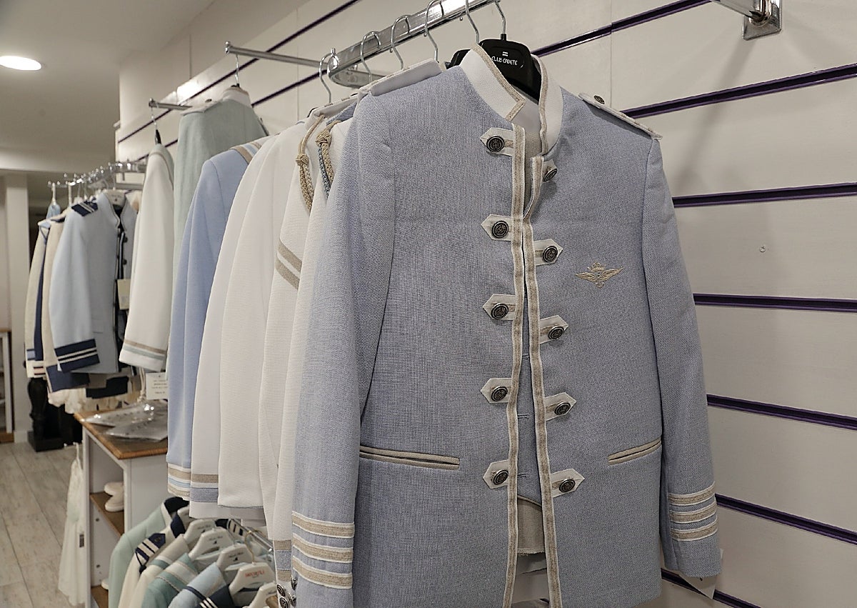 Imagen secundaria 1 - Tendencias en vestidos de comunión para niñas y niños