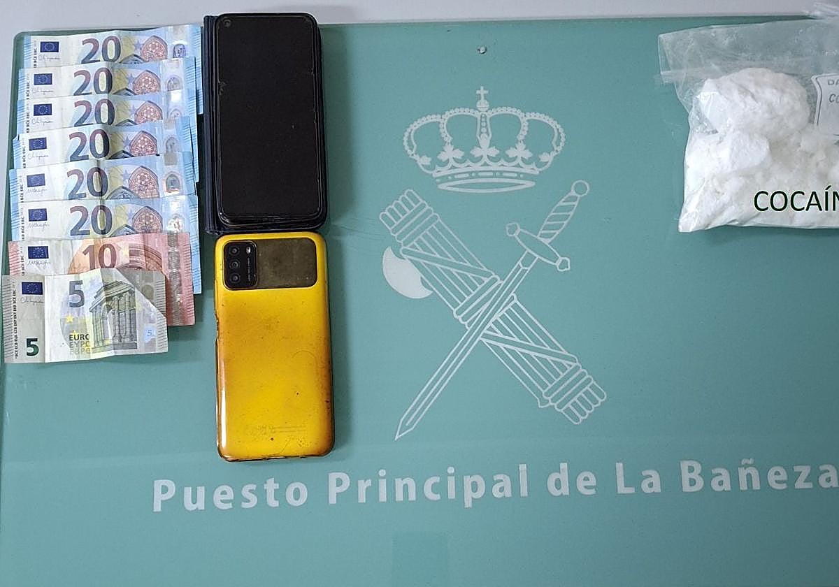 Material incautado al detenido.