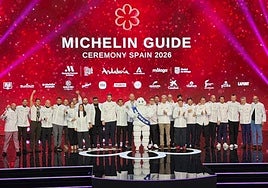 Foto de familia de las nuevas 25 Estrellas Michelin de España para 2026 en la gala celebrada en Málaga.