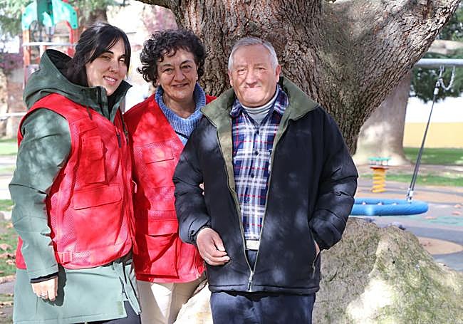 Guiomar Fernández, técnico; Carmen, voluntaria; y Pedro Yagüe, usuario del programa para personas sin hogar.