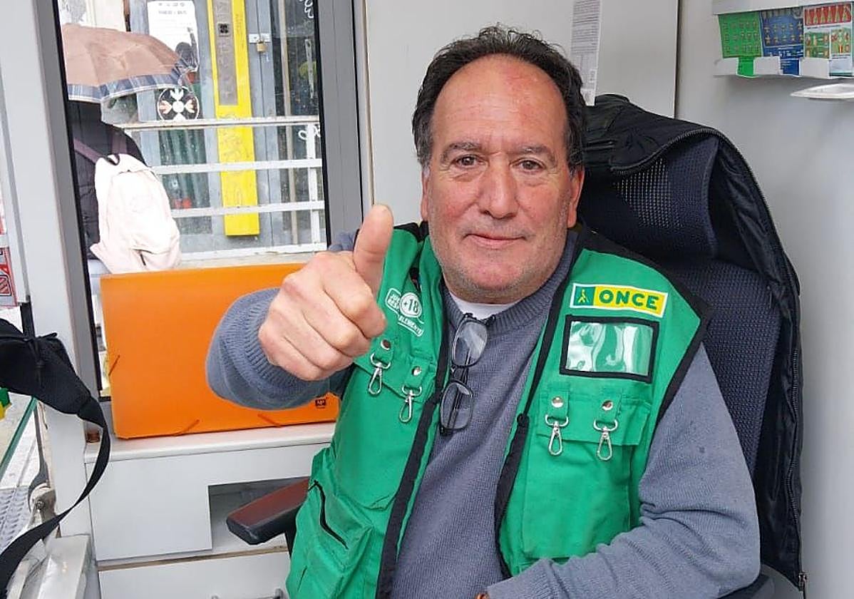 El vendedor del punto de venta de la ONCE.