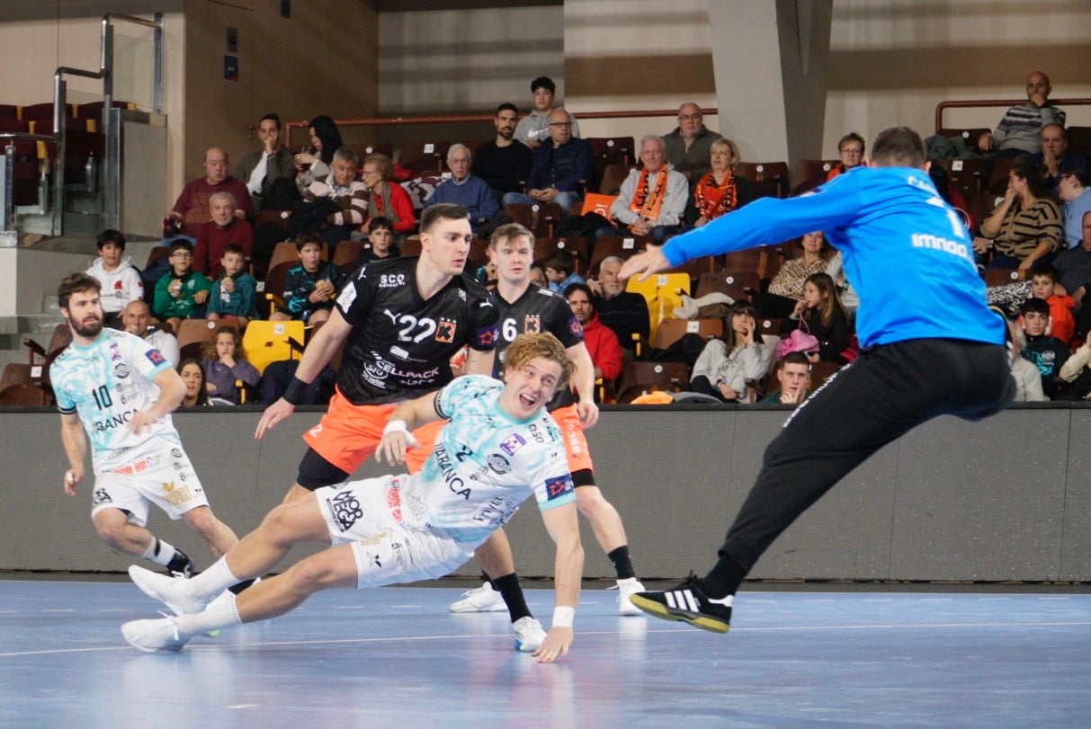 Lindqvist marca ante Car en el partido del Ademar contra el Kadetten.