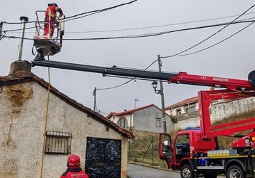 Los bomberos de Cistierna intervienen en el incendio de una vivienda originado en la chimenea