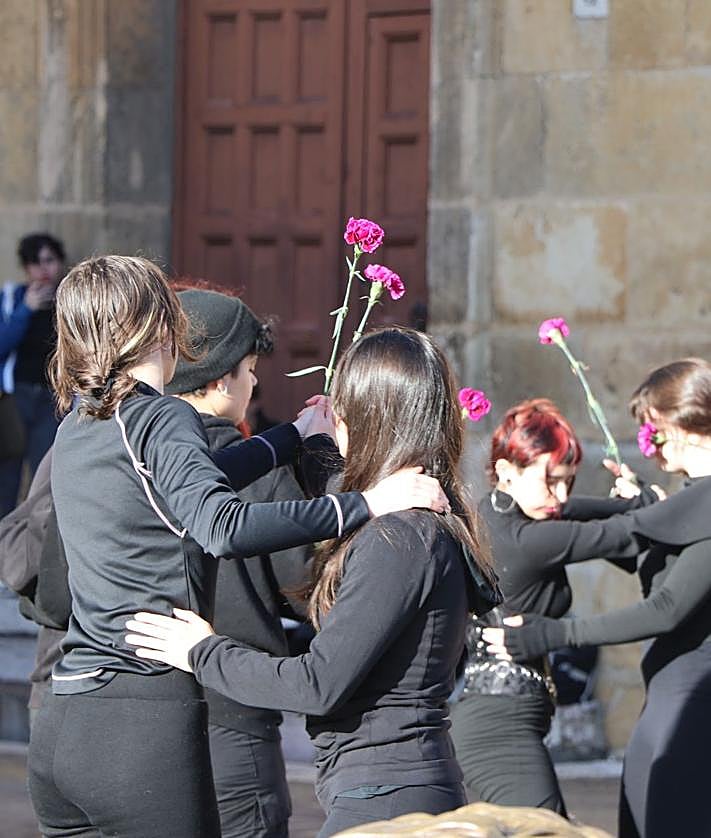 Imagen secundaria 2 - «Cerda, zorra, loca, mala madre»: las mujeres muñecas rompen el patriarcado
