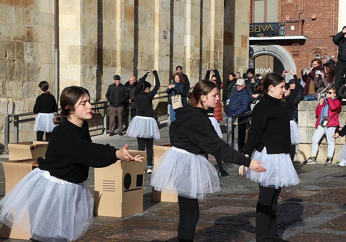 Las imágenes de la performance &#039;Caja de muñecas&#039; por el 25N en León