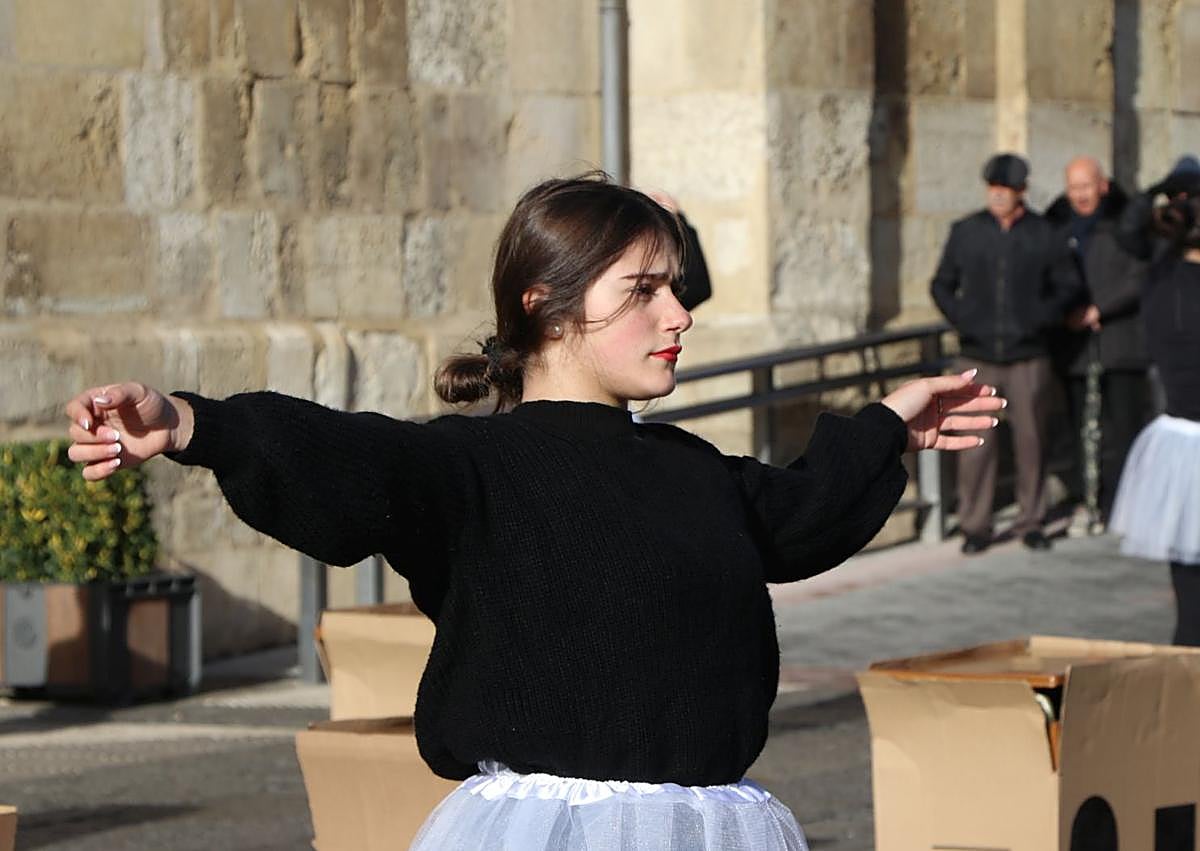 Imagen secundaria 1 - «Cerda, zorra, loca, mala madre»: las mujeres muñecas rompen el patriarcado