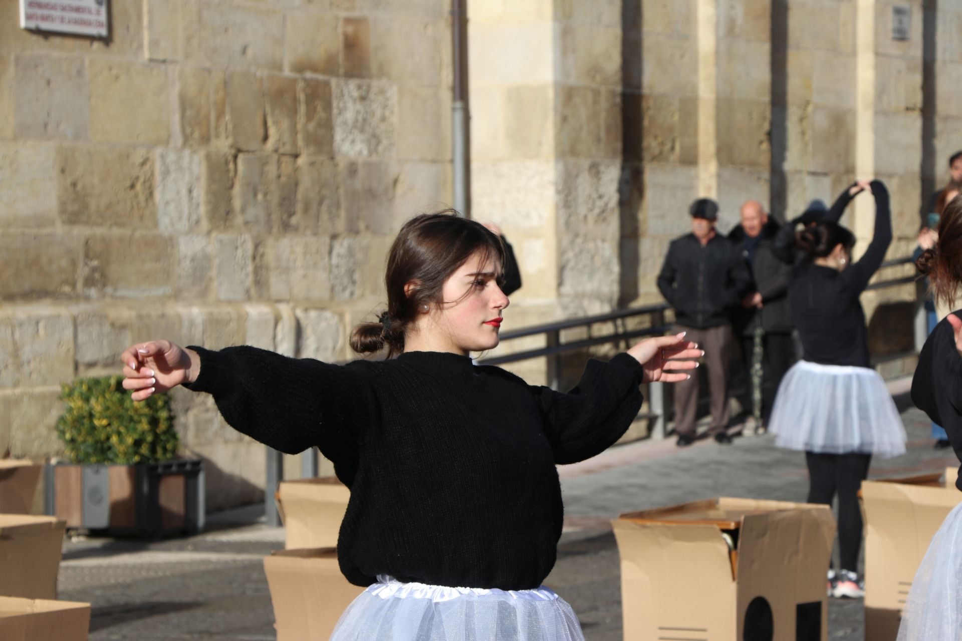 Las imágenes de la performance &#039;Caja de muñecas&#039; por el 25N en León