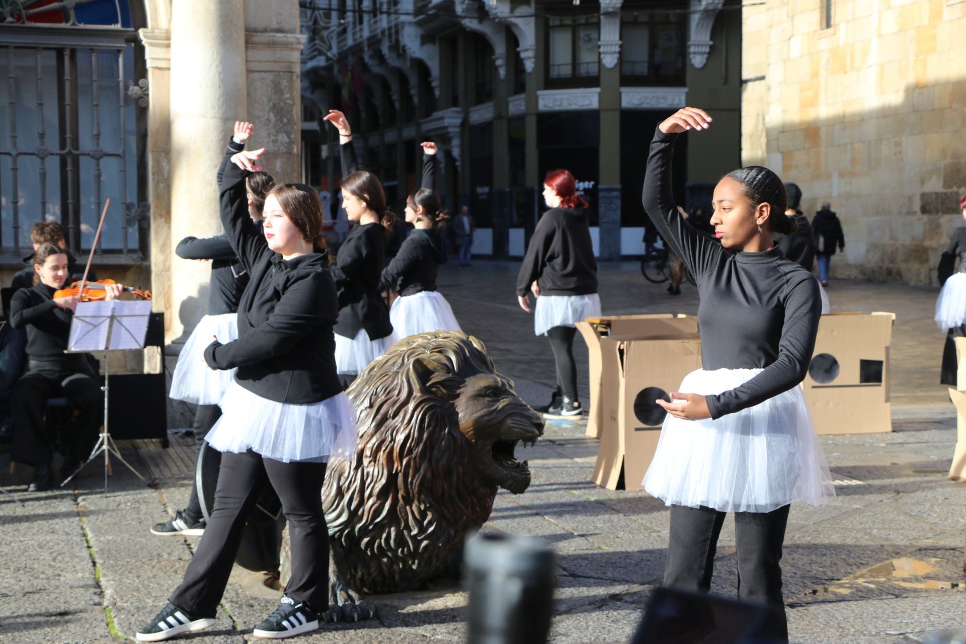 Las imágenes de la performance &#039;Caja de muñecas&#039; por el 25N en León