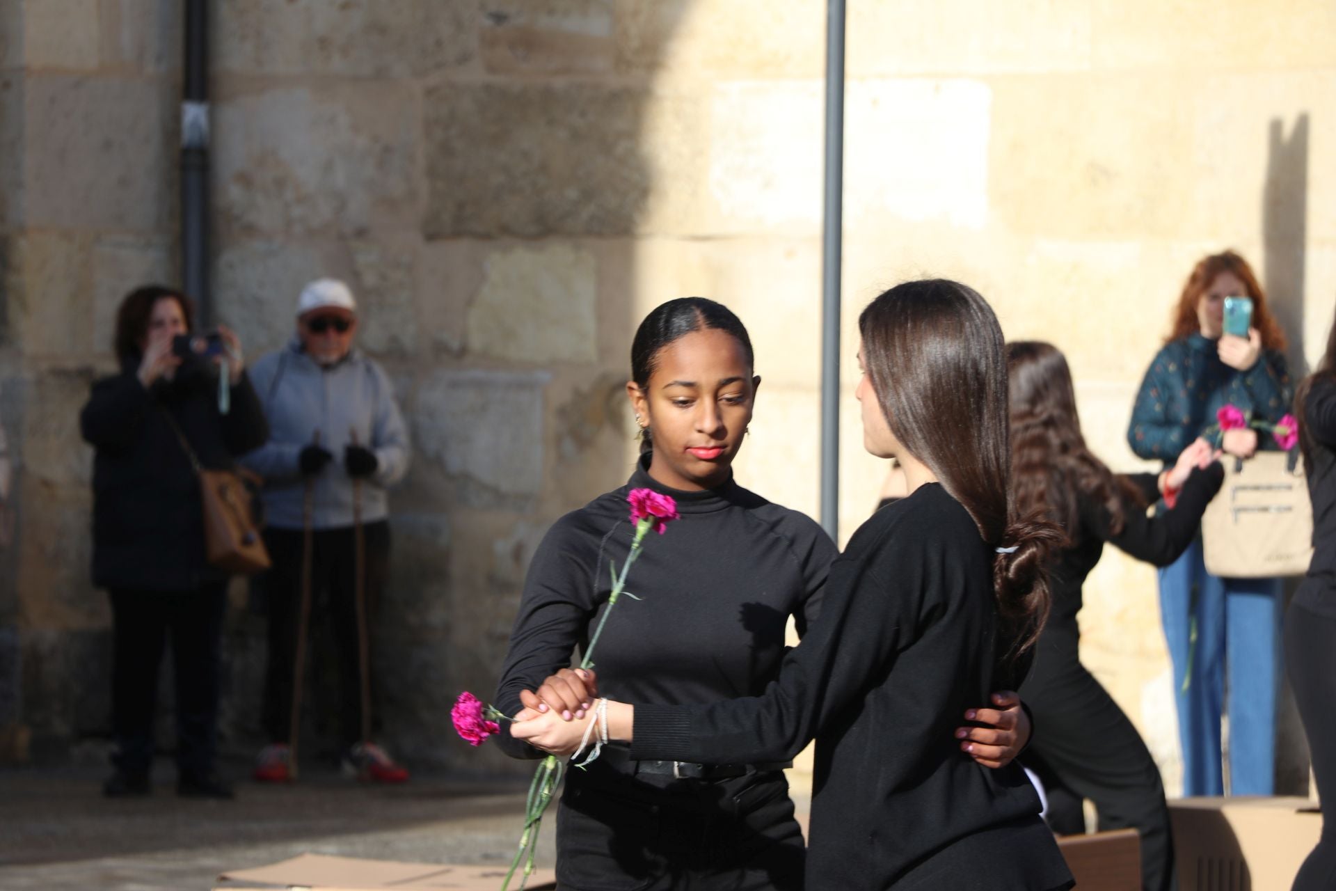 Las imágenes de la performance &#039;Caja de muñecas&#039; por el 25N en León
