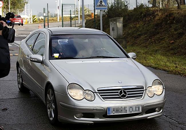 Triana, en el asiento del copiloto, saliendo de la cárcel de Asturias esta mañana.
