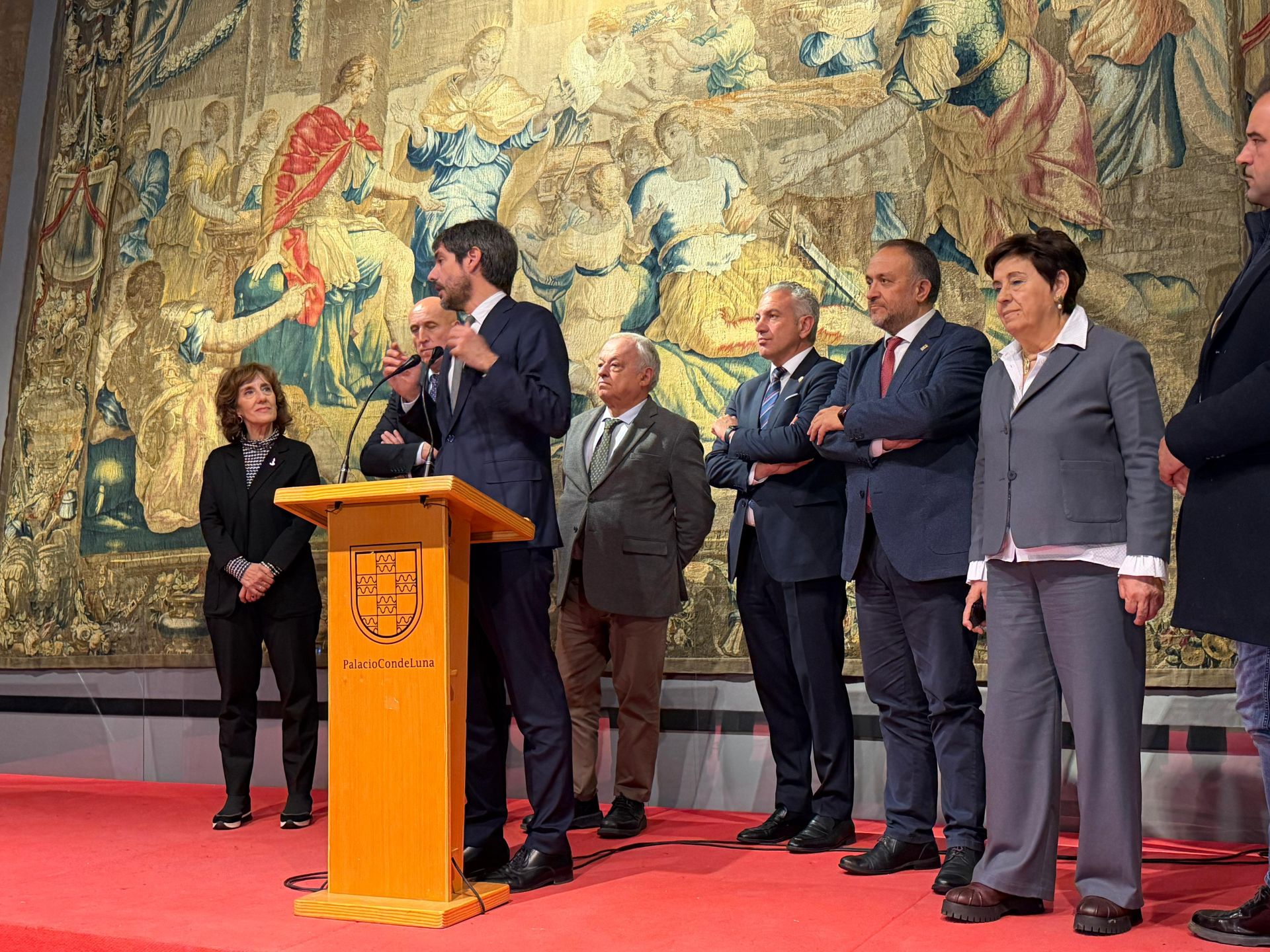 Las imágenes de la visita del ministro Urtasun para rescatar el Teatro Emperador