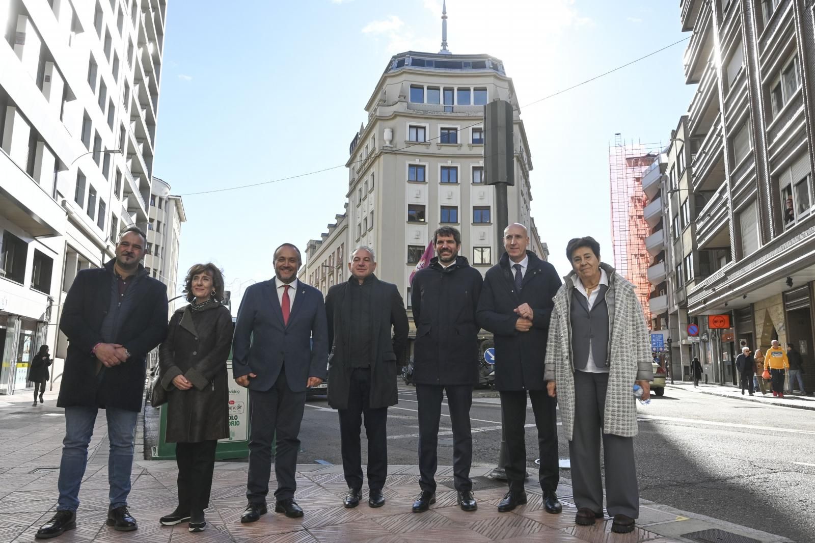 Las imágenes de la visita del ministro Urtasun para rescatar el Teatro Emperador