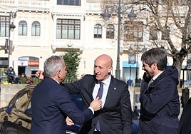 Las imágenes de la visita del ministro Urtasun para rescatar el Teatro Emperador