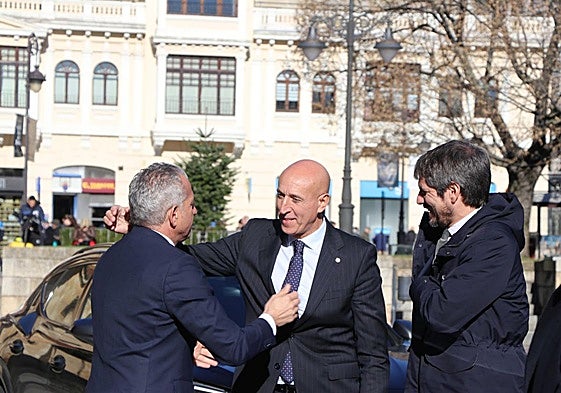 Las imágenes de la visita del ministro Urtasun para rescatar el Teatro Emperador