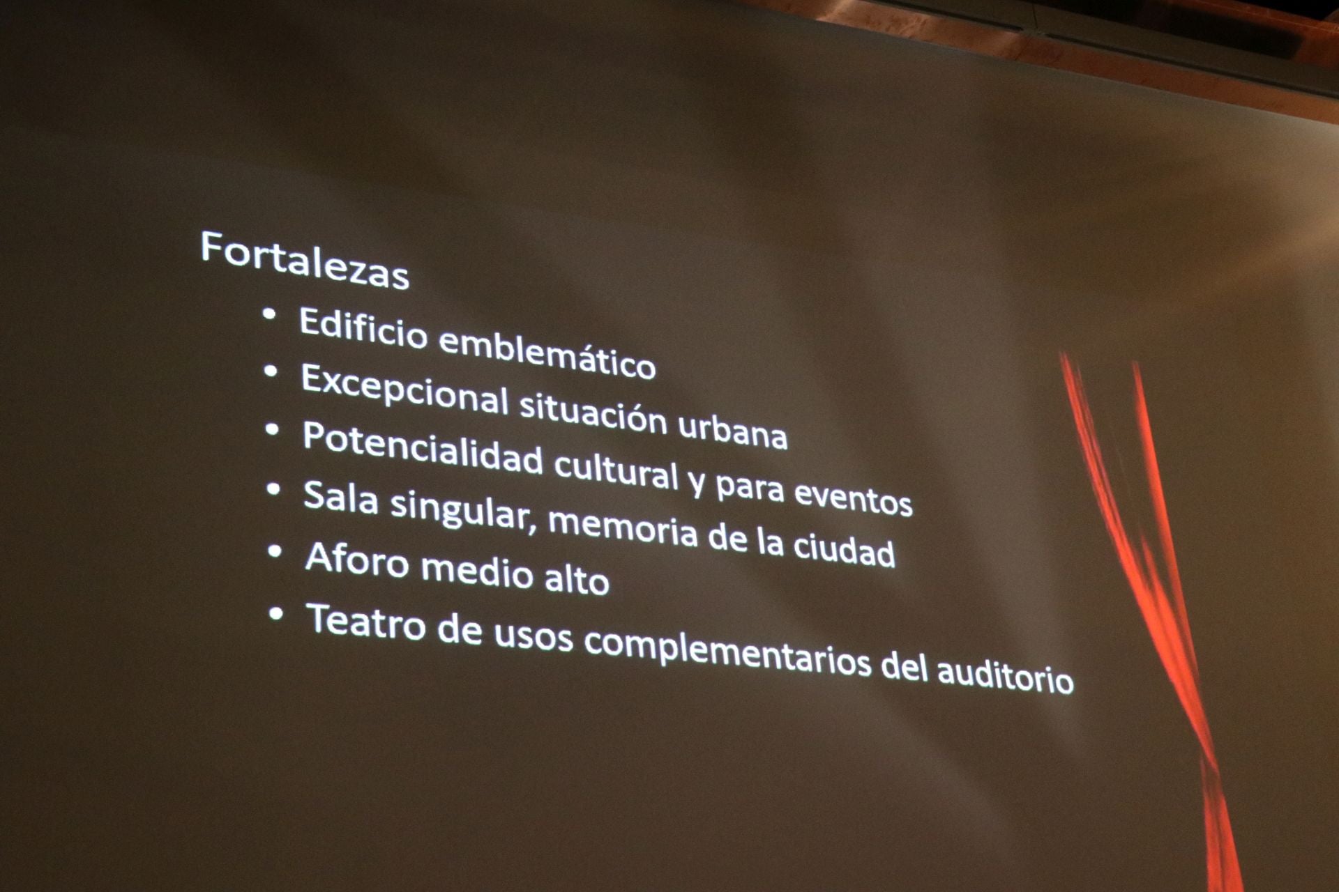 Las imágenes de la visita del ministro Urtasun para rescatar el Teatro Emperador