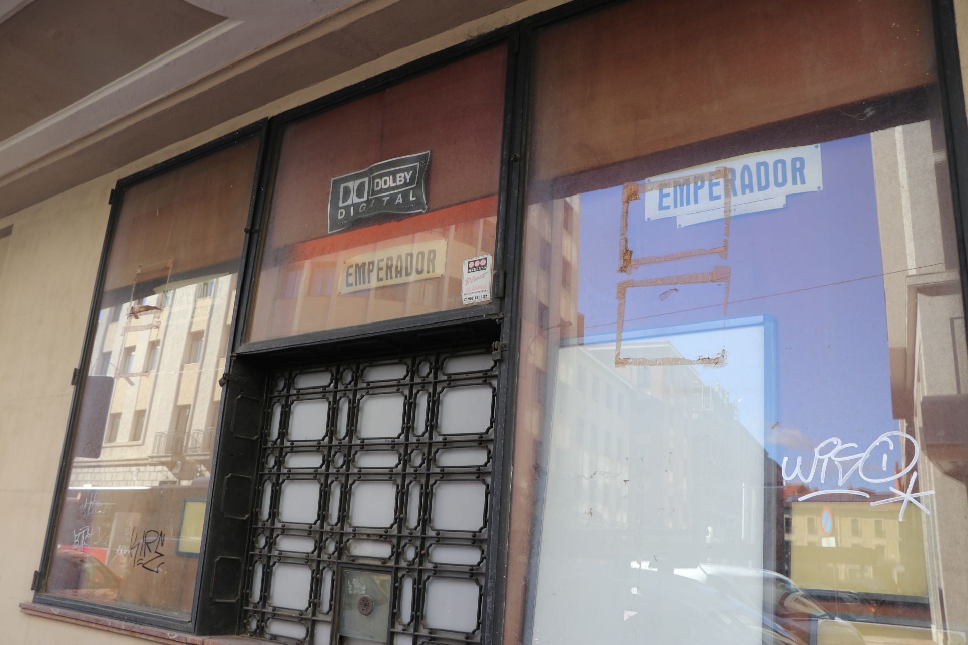 Las imágenes de la visita del ministro Urtasun para rescatar el Teatro Emperador