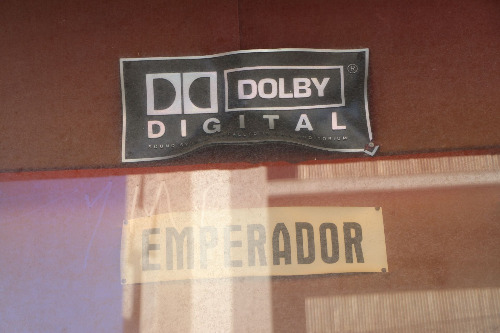 Las imágenes de la visita del ministro Urtasun para rescatar el Teatro Emperador