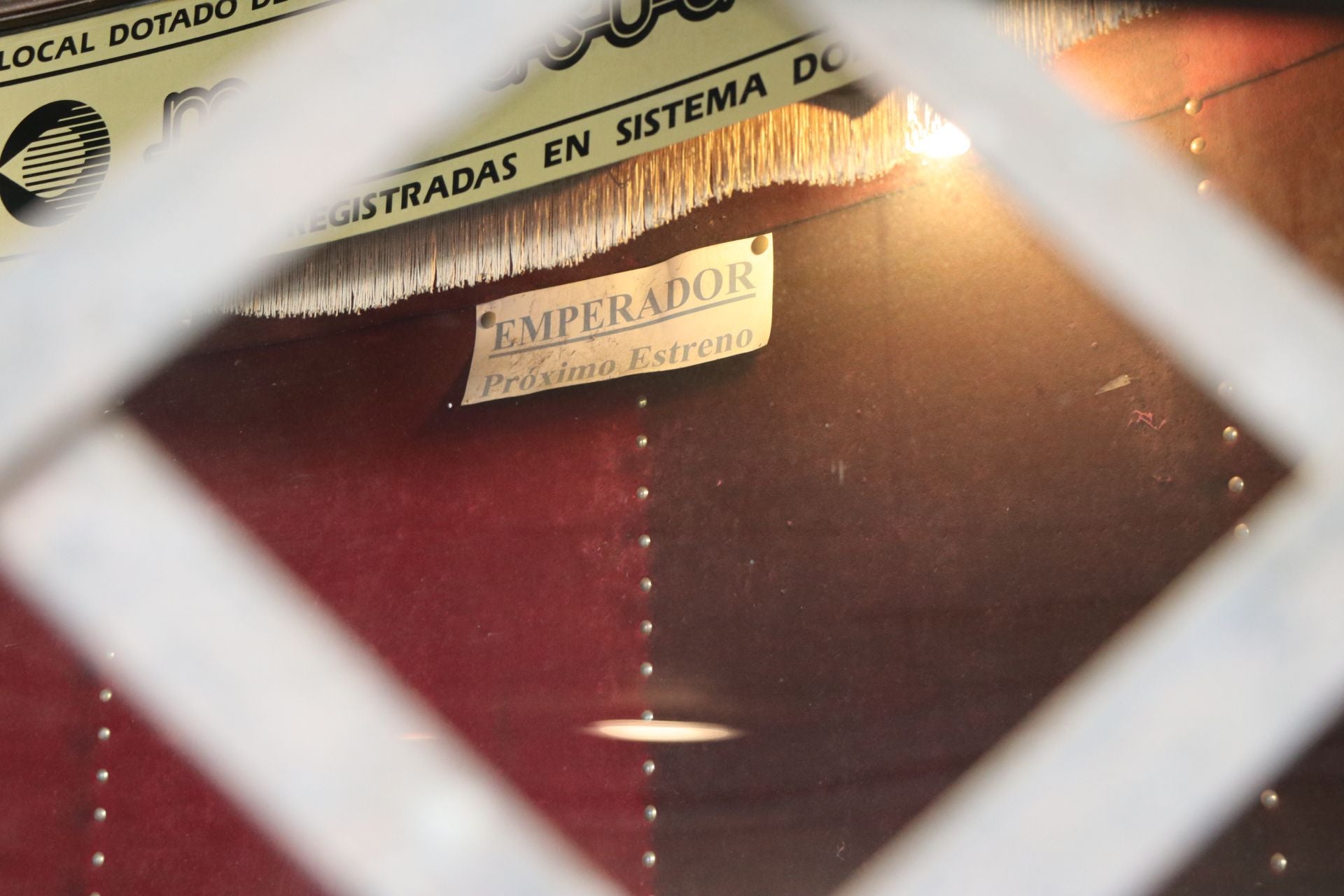 Las imágenes de la visita del ministro Urtasun para rescatar el Teatro Emperador