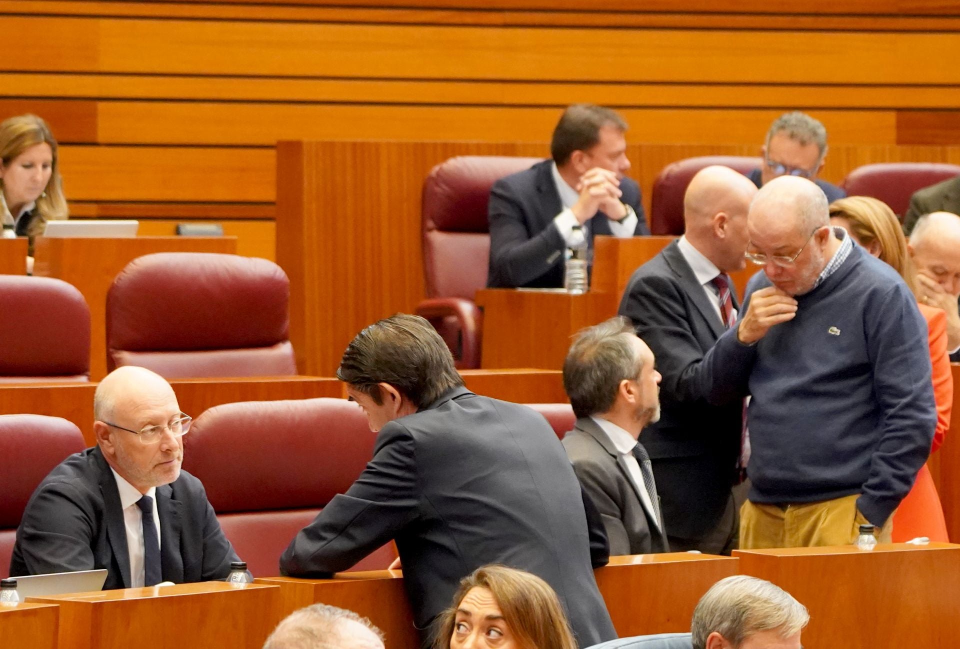 gnacio Sicilia (VOX) conversa con el consejero Juan Carlos Suárez-Quiñones, y el portavoz de Vox, David Hierro, con el procurador de Ciudadanos, Francisco Igea, durante el Pleno de las Cortes de Castilla y León de este 26 de noviembre.