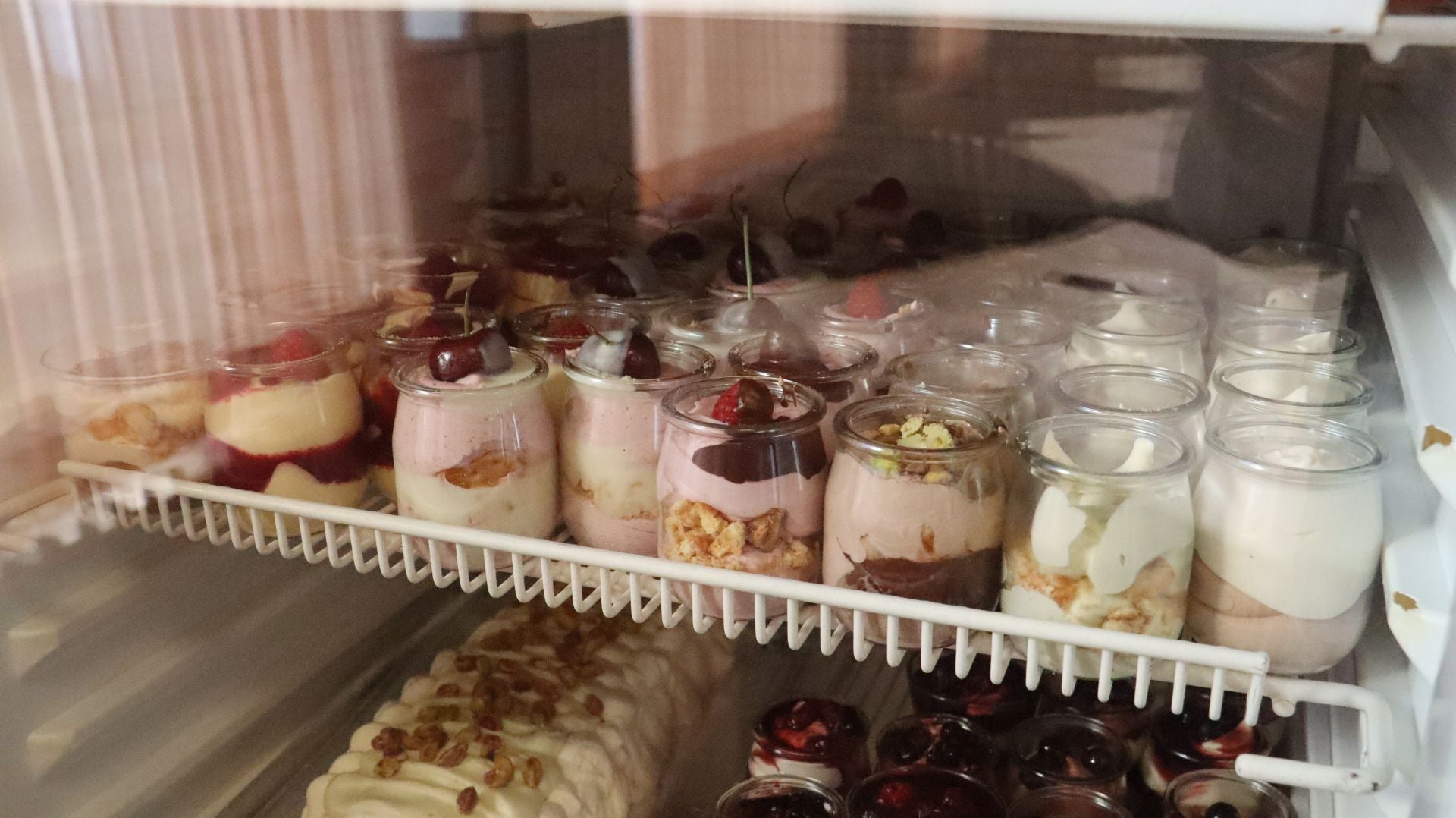 Imagen secundaria 1 - Imágenes de la carne a la brasa y postres caseros.