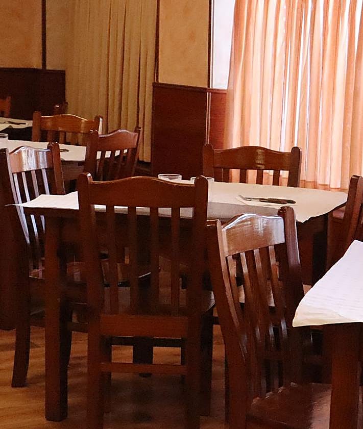 Imagen secundaria 2 - Imágenes de la carne a la brasa y postres caseros.