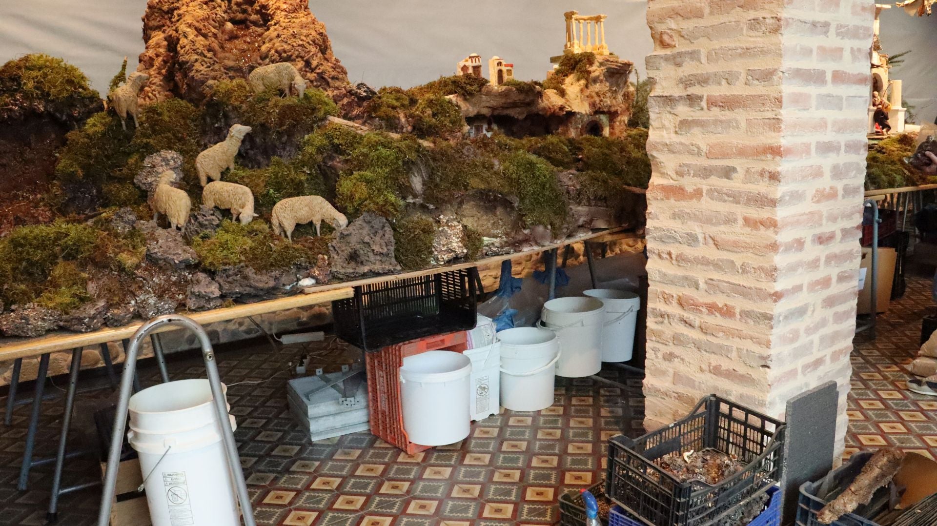 Así se monta un nacimiento monumental de 23 metros