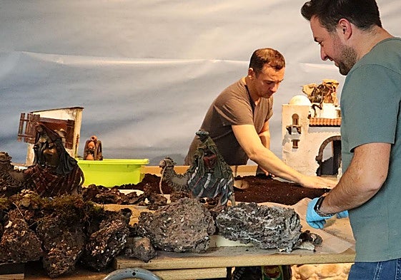 Montaje del Belén en el claustro de los PP. Capuchinos
