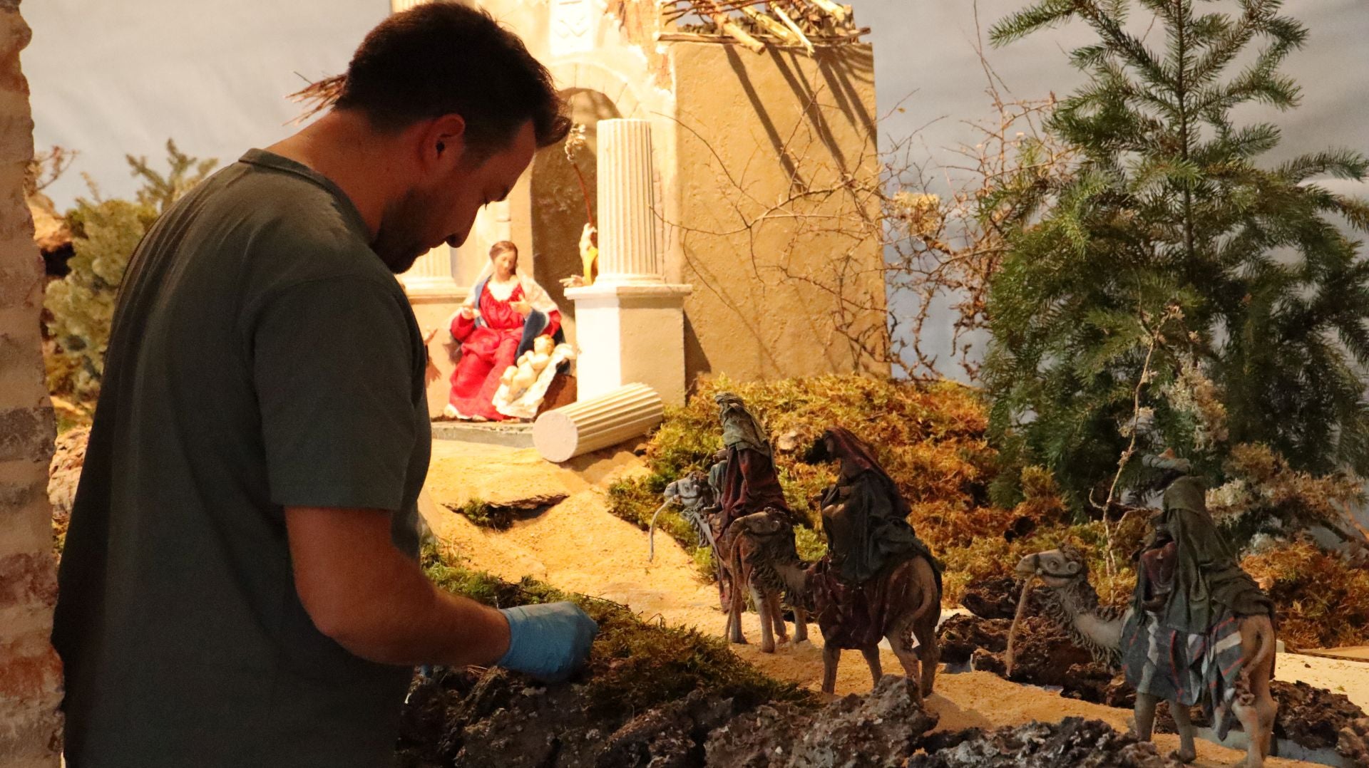 Así se monta un nacimiento monumental de 23 metros