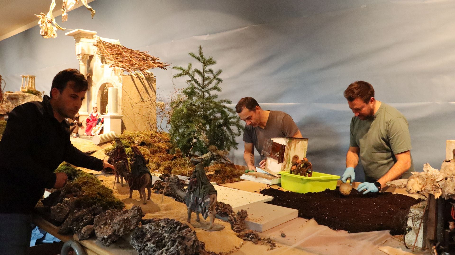 Así se monta un nacimiento monumental de 23 metros