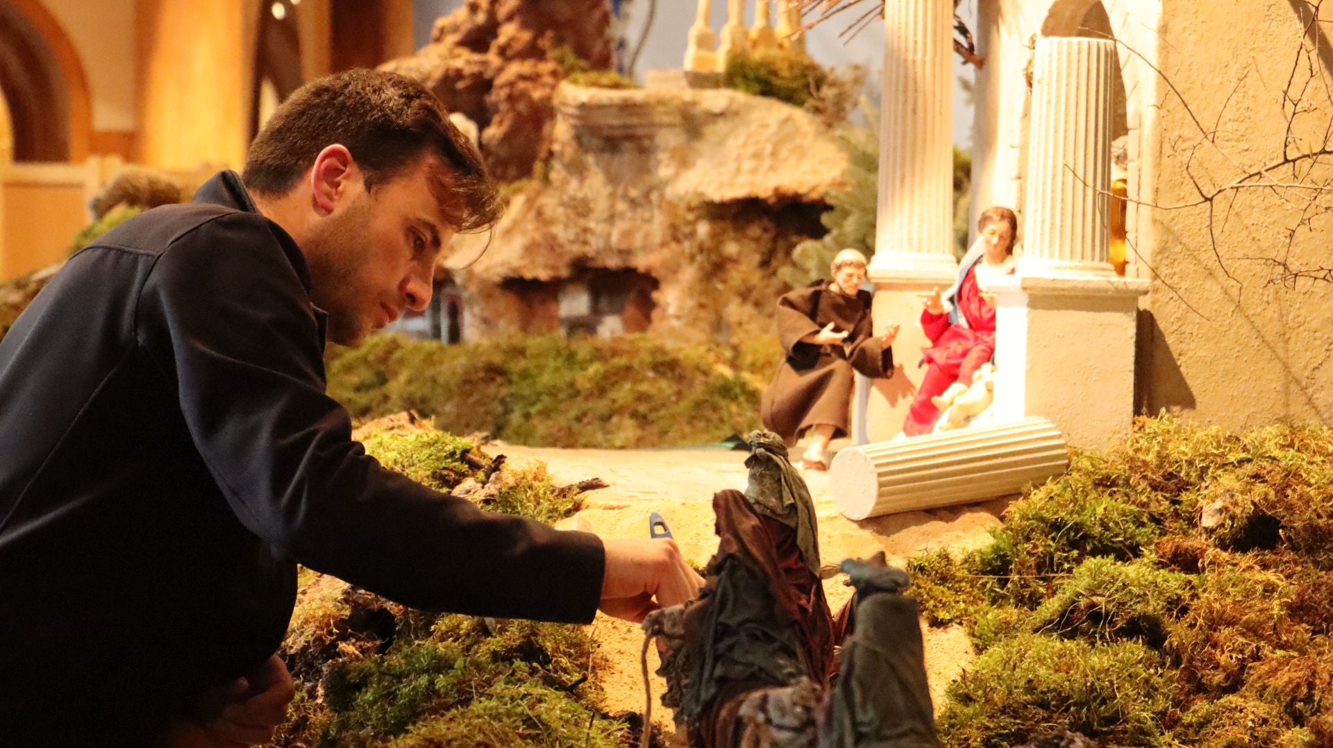 Así se monta un nacimiento monumental de 23 metros