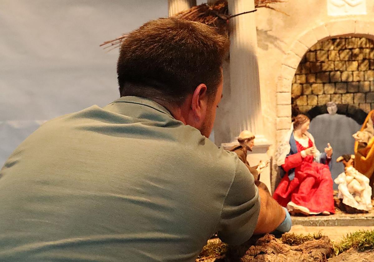 Así se monta un nacimiento monumental de 23 metros