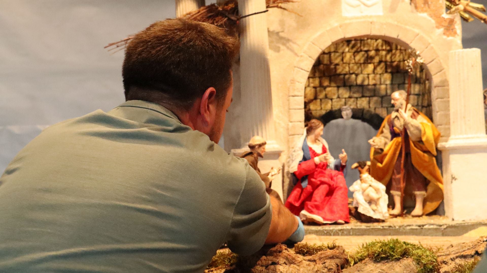 Así se monta un nacimiento monumental de 23 metros