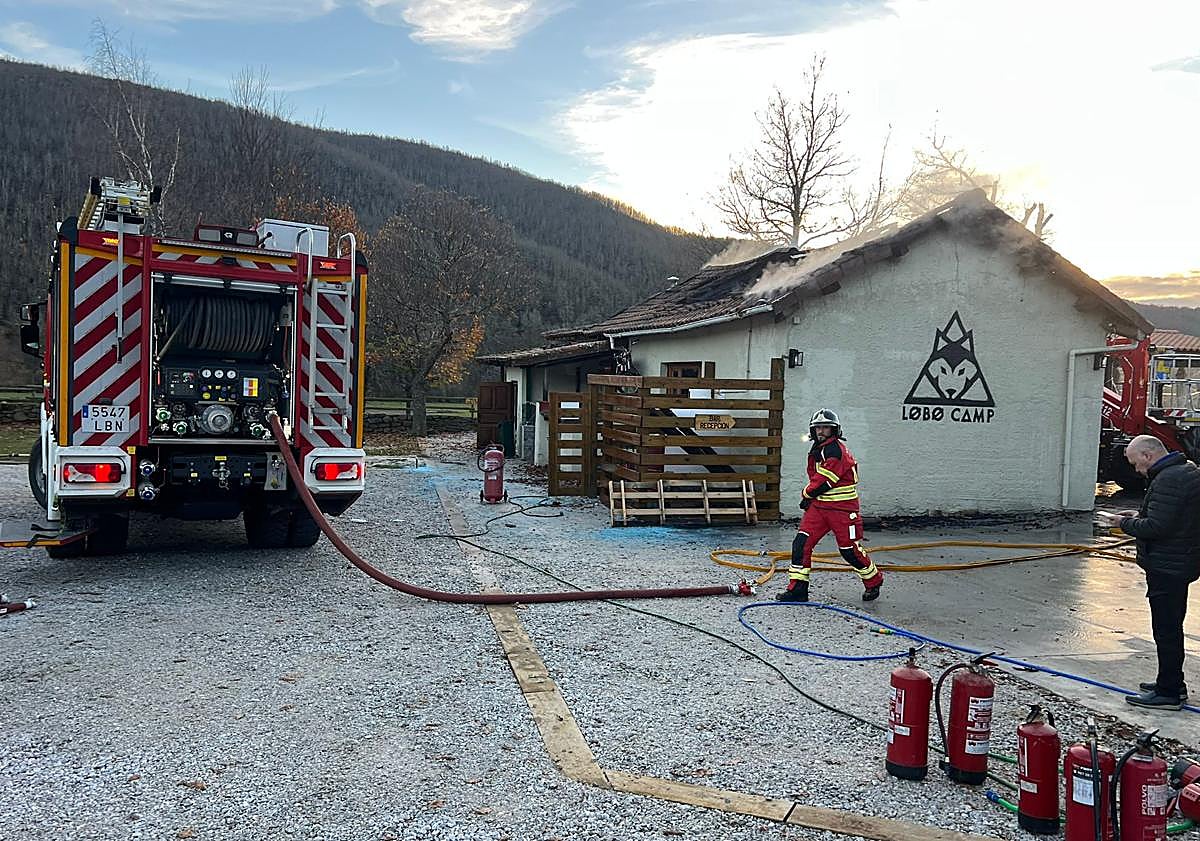 Imagen principal - Más imágenes de la extinción y el estado en el que ha quedado el edificio que ha ardido en el Lobo Camp de Boca de Huérgano.