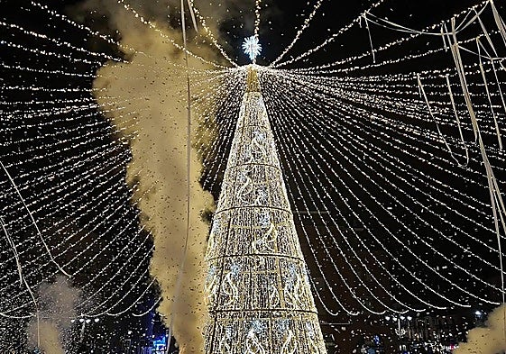 Imagen de archivo del encendido de luces de navidad en León.