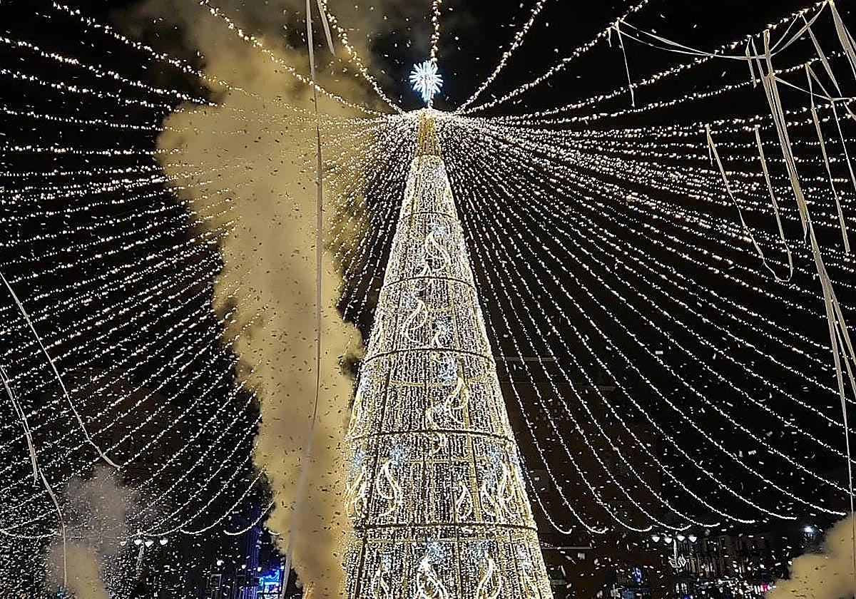 Imagen de archivo del encendido de luces de navidad en León.
