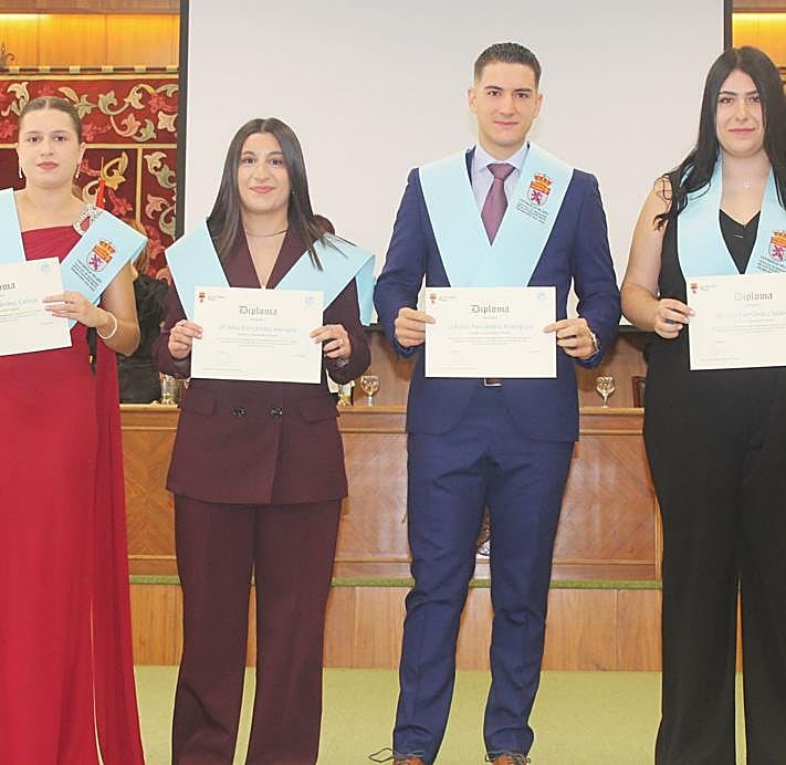 Imagen secundaria 2 - Más imágenes de la ceremonia de graduación de Educación en la Universidad de León.