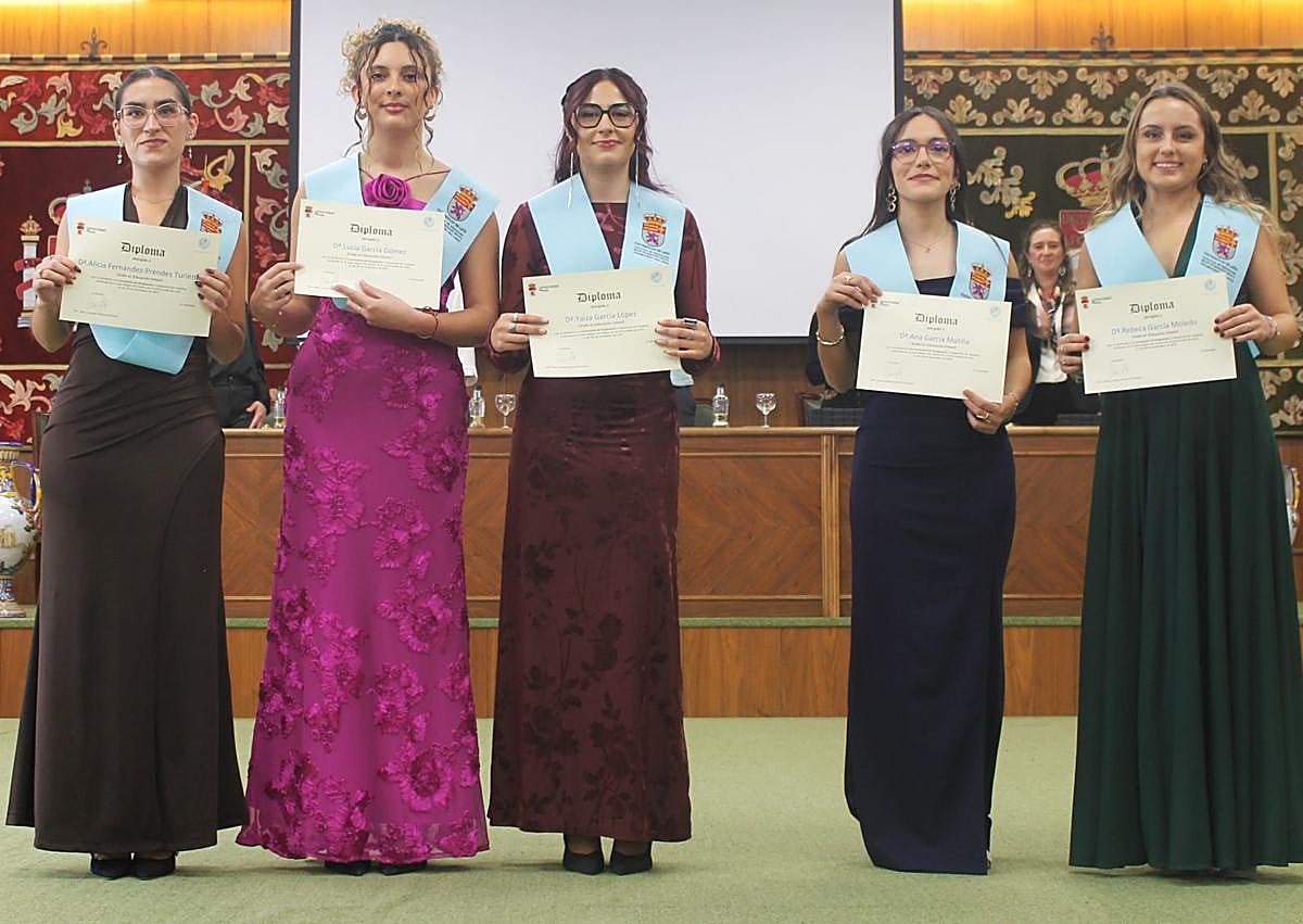 Imagen secundaria 1 - Más imágenes de la ceremonia de graduación de Educación en la Universidad de León.