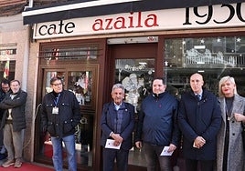 Imagen de Miguel Ángel Revilla acompañado del alcalde de León, José Antonio Diez y otras personalidades a las puertas del café Azaila 1930.