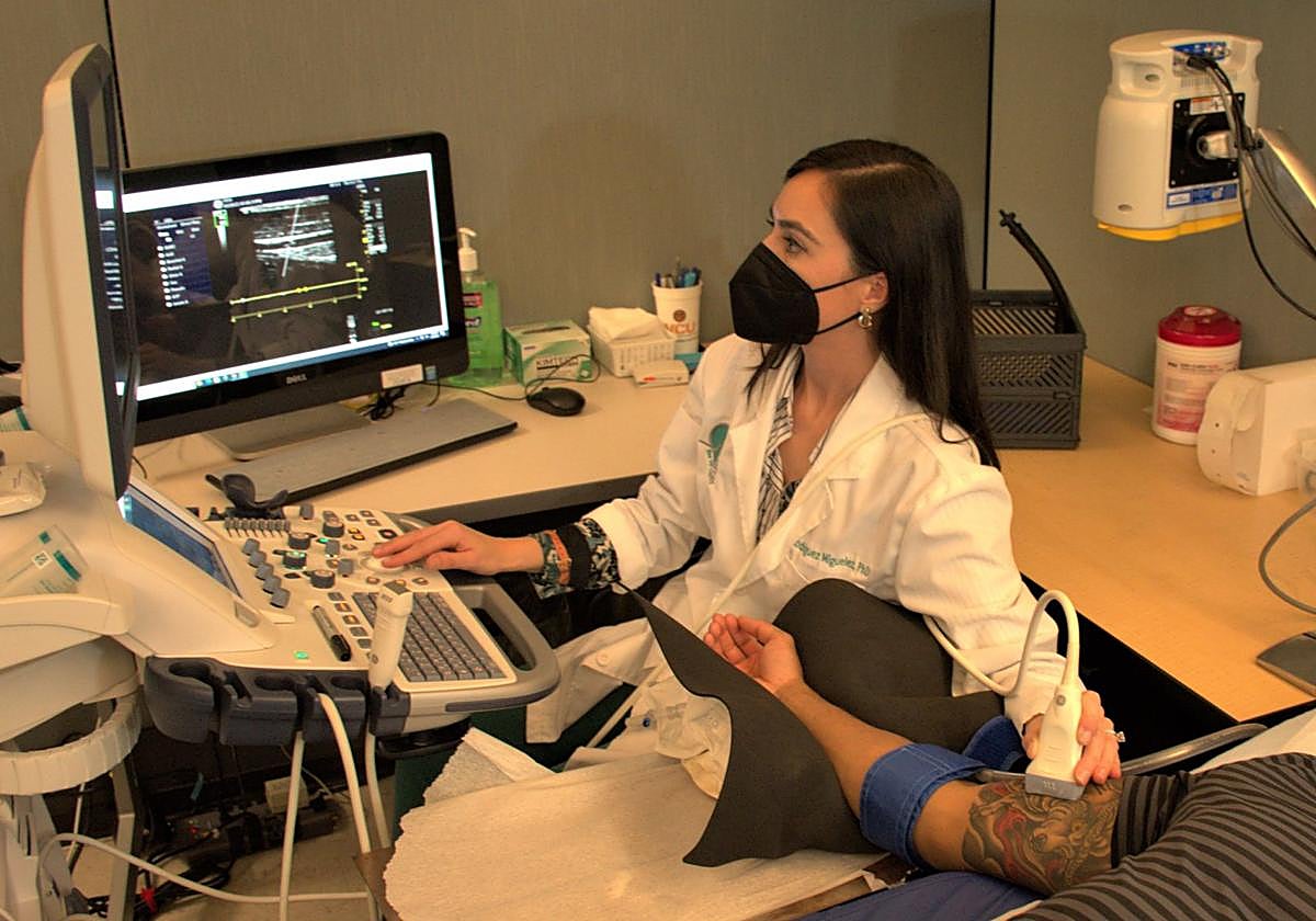 Paula, haciendo uno de los tests de salud vascular con un ecografo.