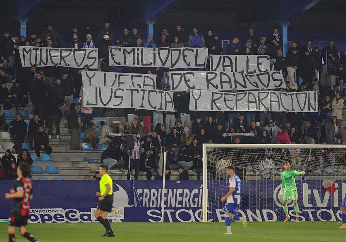 Inicio del partido en el Toralín con la reclamación del fondo norte.